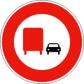 No passing goods vehicles over 3.5 t